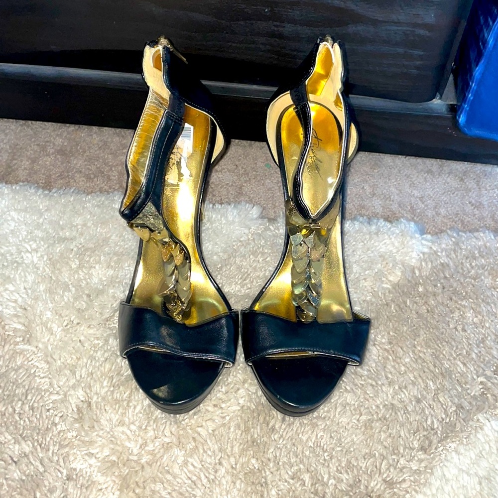 Thalia Sodi black heels
